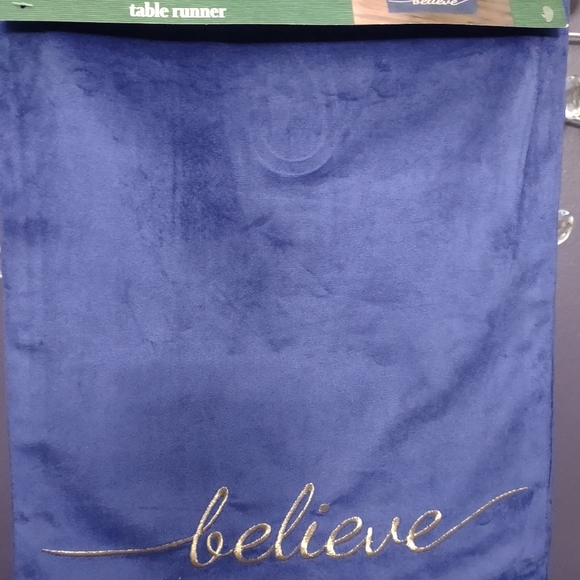 HOLIDAY TABLE RUNNER - Picture 1 of 2